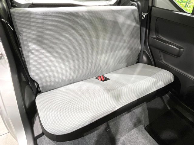 後部座席も気になるようなキズ・汚れやへたり等、大きなダメージはなく、良好な状態です。