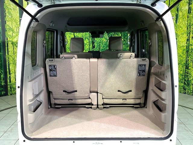 積み下ろしのしやすいデッキにはたっぷりと荷物を積み込んでいただけます。遊びから仕事まで、様々なシーンで頼れます♪