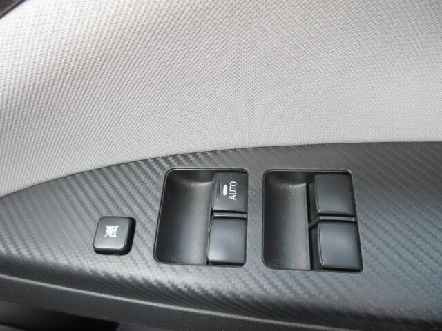 �p���[�E�B���h�E�͉^�]�Ȃ̃X�C�b�`�̂݃I�[�g�@�\����������Ă���܂��B�E�B���h�E���b�N����������Ă���̂ŁA���q�l�ƈꏏ�̎������S�ł��ˁB