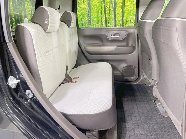 後部座席も気になるようなキズ・汚れやへたり等、大きなダメージはなく、良好な状態です。