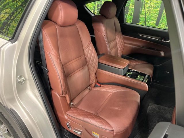 後部座席も気になるようなキズ・汚れやへたり等、大きなダメージはなく、良好な状態です。