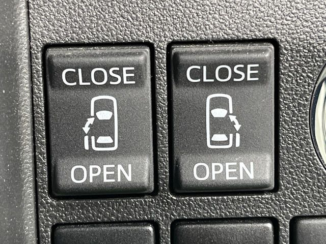 【両側スライドドア】駐車場で隣の車との間隔が狭く乗りにくい時、スライドドアなら安心!ドアオープン時も幅を取らず、開口部が広いので乗り降りがとっても簡単です。大きな荷物の出し入れも後席から可能♪