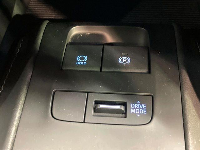 【オートブレーキホールド】信号待ちや渋滞で停車時にブレーキから足を離しても、停止状態を保持してくれます。前進するときはアクセルを踏めば自動で解除されるので安心♪街乗り運転が楽になります♪