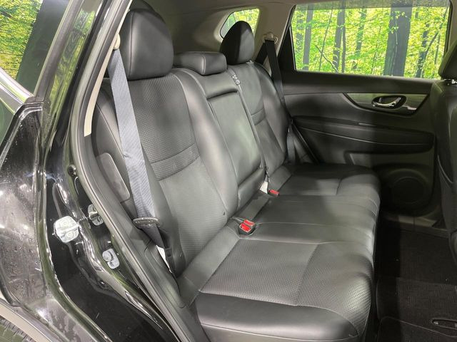 広々とした2列目シートは居住性が高く、居心地も快適!友達や家族とのお出かけにぴったりです。ベビーシートやチャイルドシート使用時も快適にお過ごしいただける十分な空間を確保しています。