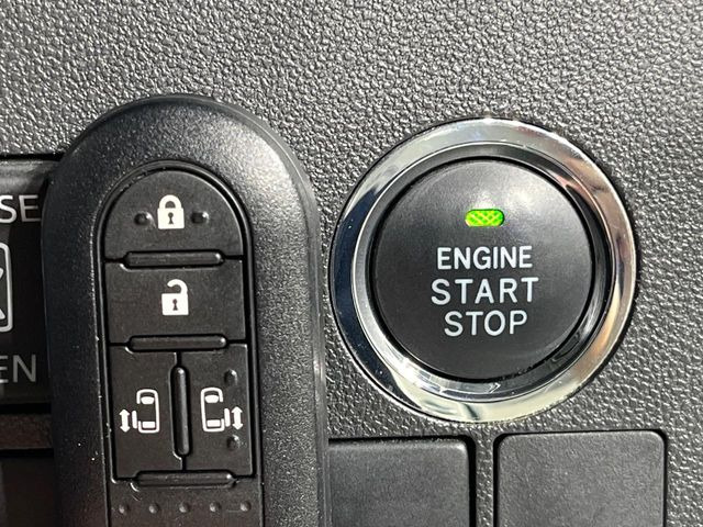 【キーフリーシステム】カバンやポケットに入れたままでもドアの施錠・解錠が可能なスマートキーを装備。エンジンのオン・オフ時もカギを取り出す必要が無いからとっても便利です♪