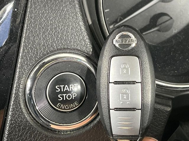 【インテリジェントキー】カバンやポケットに入れたままでもドアの施錠・解錠が可能なスマートキーを装備。エンジンのオン・オフ時もカギを取り出す必要が無いからとっても便利です♪