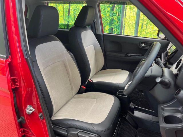 【ベンチシート】ベンチシートで室内広々。楽に乗降りができ、バッグなどの手荷物を置ける等利便性の良いシートです。