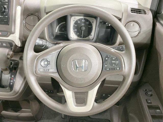 ステアリングも使用感が少なく、きれいな状態となっております♪