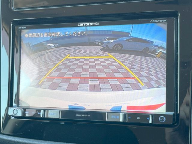 【バックカメラ】駐車時に後方がリアルタイム映像で確認できます。大型商業施設や立体駐車場での駐車時や、夜間のバック時に大活躍!運転スキルに関わらず、今や必須となった装備のひとつです!