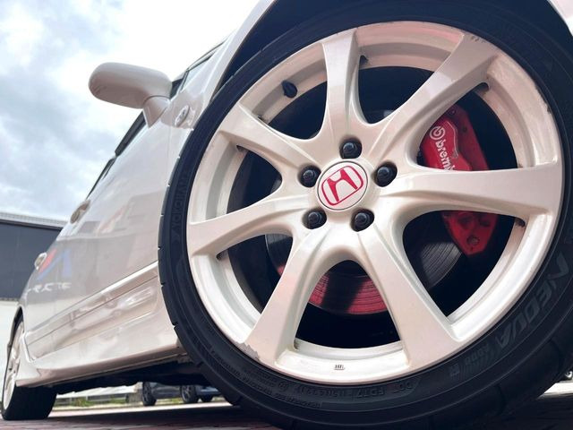 �y����18�C���`�A���~�z�C�[���z�O�ςɃ}�b�`���������A���~�z�C�[���𑕒����Ă���܂��B�e��ЊO�A���~�z�C�[����A�X�^�b�h���X�^�C�����戵�����Ă���܂��B���񂲑��k������