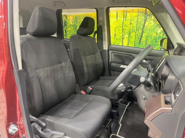 運転席シート廻りは使用感も少なく、良好な状態となっています。前オーナー様が丁寧に使っていたことがよくわかりますね。