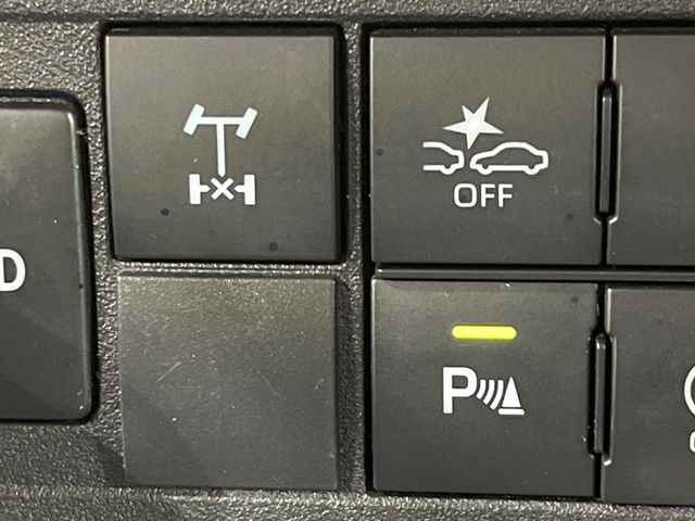 【スマートアシスト】走行中に前方の車両等を認識し、衝突しそうな時は警報とブレーキで衝突回避と被害軽減をアシスト。より安全にドライブをお楽しみいただけます。