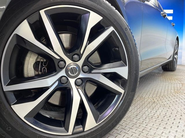 ●純正18インチアルミホイール:輸入車ならではの卓越した走りを支えるホイールと足回りです!日本車の走りに慣れている方にもぜひ体感して頂きたいほど、高いレベルでまとまっています!