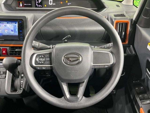 �C���e���A�ɍ��킹���f�U�C���̃X�e�A�����O�́A�^�]�������̂��Ƃ��l���A�^�]���₷���`��A�傫���ł��B�����x�A���ۂɐG���Ă��m���߂��������B