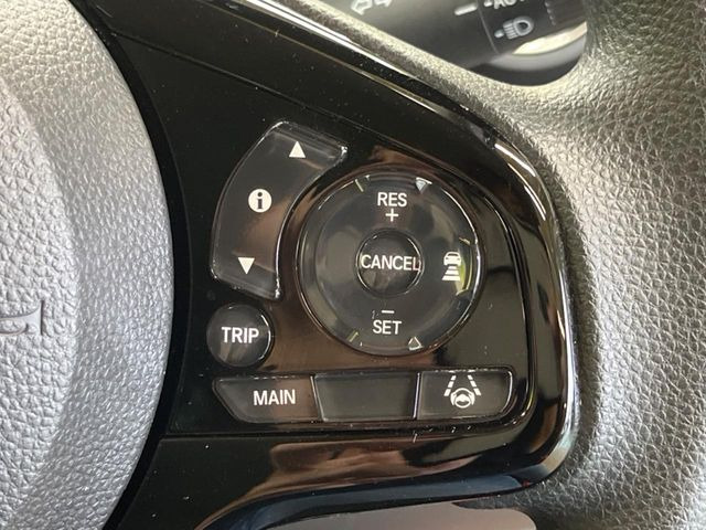 【渋滞追従機能付アダプティブクルーズコントロール】自動で前の車との車間距離を一定に保ちながら走行。さらにカーブを認識しステアリング操作もアシスト!渋滞時は適切に加減速しながら走行・停止も行います!