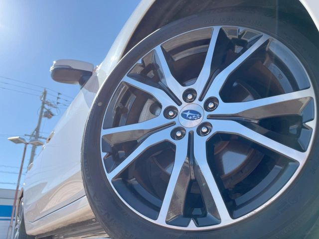 【純正17インチアルミホイール】外観にマッチした純正アルミホイールを装着しております。各種社外アルミホイールや、スタッドレスタイヤも取扱いしております。是非ご相談ください♪