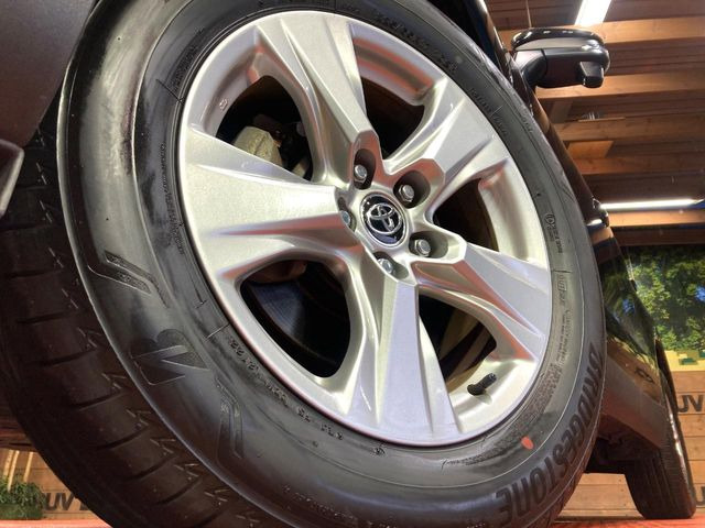 【純正17インチアルミホイール】外観にマッチした純正アルミホイールを装着しております。各種社外アルミホイールや、スタッドレスタイヤも取扱いしております。是非ご相談ください♪