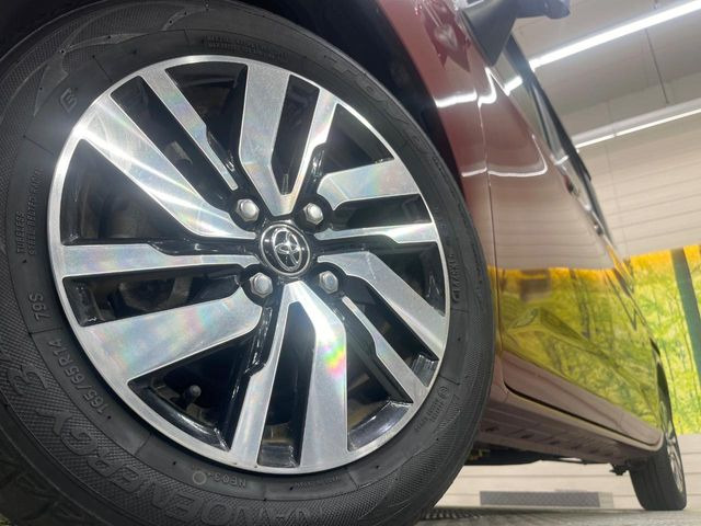 【純正アルミホイール】デザイン性の高い純正アルミホイールを装着しております。各種社外アルミホイールや、スタッドレスタイヤも取扱いしております。是非ご相談ください♪