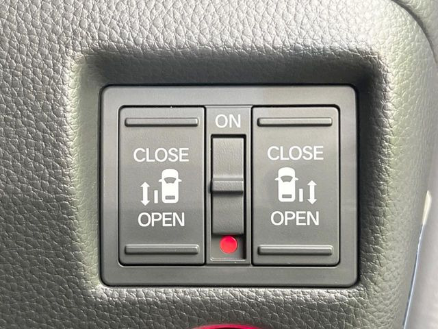 【両側パワースライドドア】スマートキーや運転席のスイッチで後席両側スライドドアの開閉が可能♪電動だから力を入れてドアを開ける必要が無く、小さなお子様でも簡単に開け閉めでき快適です♪