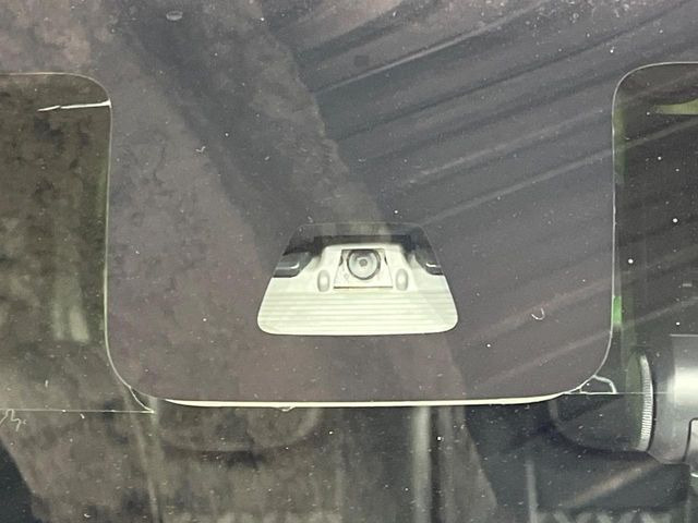 【スマートアシスト】走行中に前方の車両等を認識し、衝突しそうな時は警報とブレーキで衝突回避と被害軽減をアシスト。より安全にドライブをお楽しみいただけます。