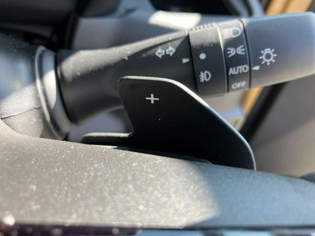 ★マニュアル車のような感覚で操れるパドルシフト★シフトレバーをMモードの位置にして『+』のレバーを引くとシフトアップ『-』のレバーを引くとシフトダウンします!