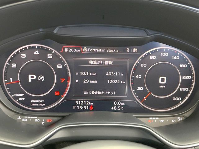 ●バーチャルコックピット:全体が液晶パネルとなっている先進的なメーターパネル。通常のスピードメーターとしての機能はもちろん、ナビ・オーディオ機能の確認・操作もでき、運転に集中しやすくなっております。