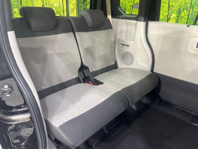 後部座席も気になるようなキズ・汚れやへたり等、大きなダメージはなく、良好な状態です。