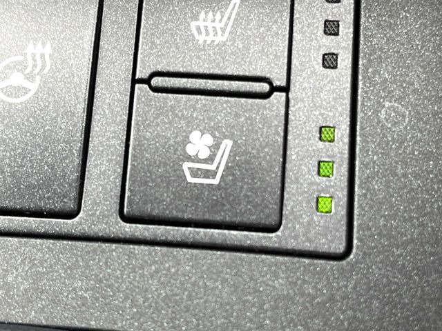 【シートベンチレーション】夏場は涼しい風でお尻や背中の熱やムレを防ぎ、冬はエアコンよりも早く温まってポカポカに!季節を問わず快適に過ごせます。