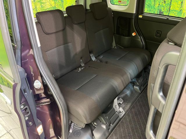 後部座席も気になるようなキズ・汚れやへたり等、大きなダメージはなく、良好な状態です。