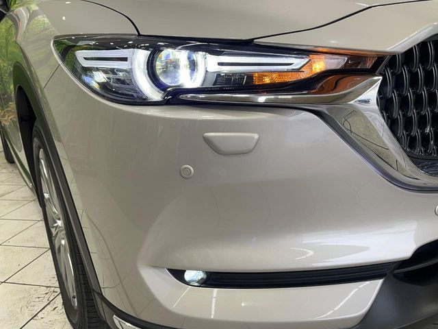 【LEDヘッドライト】非常に明るく前方を照らしてくれるので、悪天候や夜間の走行時も視界良好で安心してお乗りいただけます。