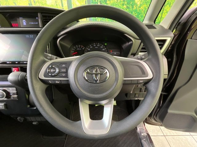 インテリアに合わせたデザインのステアリングは、運転される方のことも考え、運転しやすい形状、大きさです。是非一度、実際に触ってお確かめください。