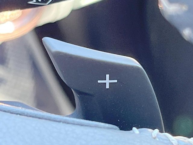 【パドルシフト】ハンドルから手を離さずに素早くシフトアップ&ダウンができるので、エンジンブレーキを使う下り坂や高速道路の合流で加速したい場面で役立ちます。