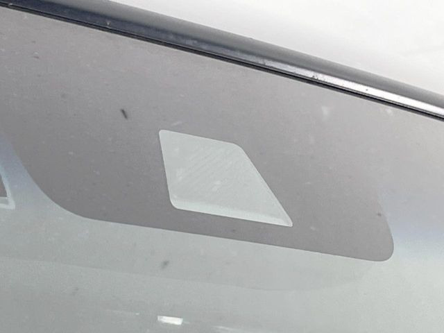 【ホンダセンシング】走行中に前方の車両等を認識し、衝突しそうな時は警報とブレーキで衝突回避と被害軽減をアシスト。より安全にドライブをお楽しみいただけます。