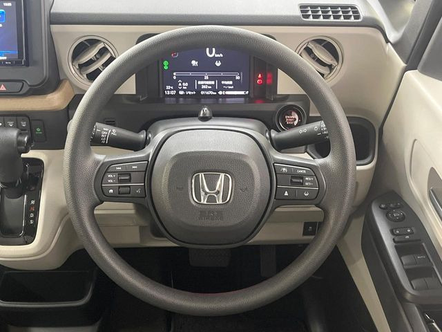 インテリアに合わせたデザインのステアリングは、運転される方のことも考え、運転しやすい形状、大きさです。是非一度、実際に触ってお確かめください。