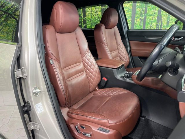 【ブラウンレザーシート】デザイン性が高く、高級感のある茶革シート。常に体に触れる部分だから、座り心地の良さにはこだわりたいですね♪汚れの付着や劣化を抑制する内装コーティング施工もおススメですよ♪