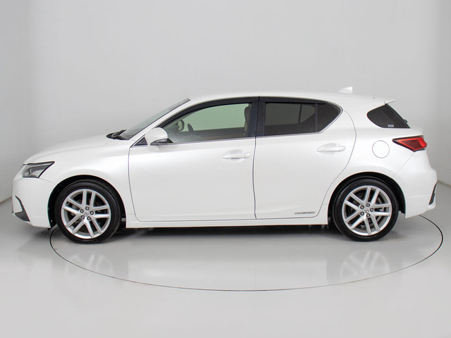 サイドビューで御座います。綺麗な車両であることがお分かりいただけるかと存じます。