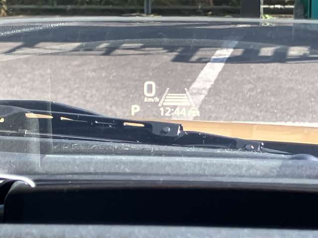 ★ヘッドアップディスプレイ★を装備!!運転席の前方にディスプレイを設置して車速/シフト位置などの情報や警報を表示してドライバーにお知らせしてくれます!