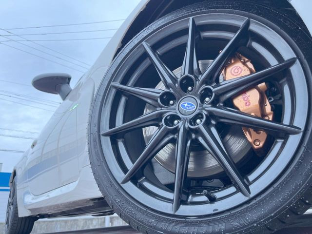 �y����18�C���`�A���~�z�C�[���z�O�ςɃ}�b�`���������A���~�z�C�[���𑕒����Ă���܂��B�e��ЊO�A���~�z�C�[����A�X�^�b�h���X�^�C�����戵�����Ă���܂��B���񂲑��k����������