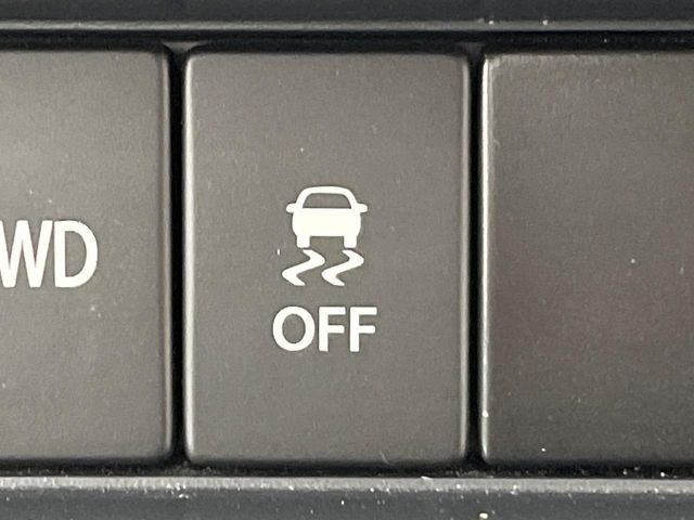 【横滑り防止装置】車両の横滑りを感知すると、自動的に車両の進行方向を保つように車両を制御します。雨の日など滑りやすい路面状況でも安全な運転が可能です。