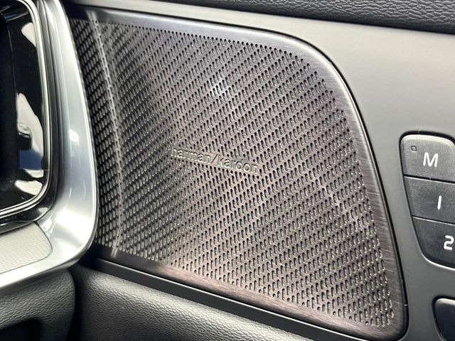 ●harman/kardonサウンドシステム:オーディオ専門メーカーが手掛けるプレミアムスピーカーを装備。多数のスピーカーから、音の粒立ちまで分かる高品質な音楽をお楽しみいただけます。