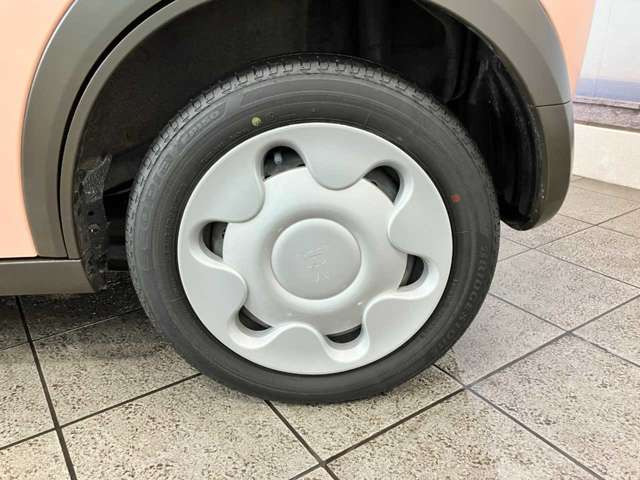 【店内スペース】お子様とご一緒にお越し頂ける安心のキッズスペース♪フリードリンクコーナー♪ファミリーでもお気軽にお越し頂ける空間をご用意しました!展示車も店内スペースには常時2台はご用意しております!