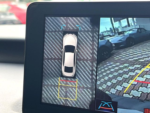 【パノラミックビューモニター】専用のカメラにより、上から見下ろしたような視点で360度クルマの周囲を確認することができます☆死角部分も確認しやすく、狭い場所での切り返しや駐車もスムーズに行えます。