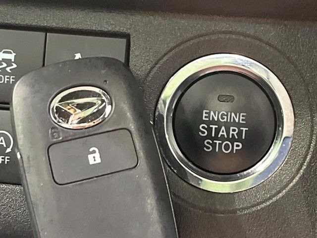 【キーフリーシステム】カバンやポケットに入れたままでもドアの施錠・解錠が可能なスマートキーを装備。エンジンのオン・オフ時もカギを取り出す必要が無いからとっても便利です♪