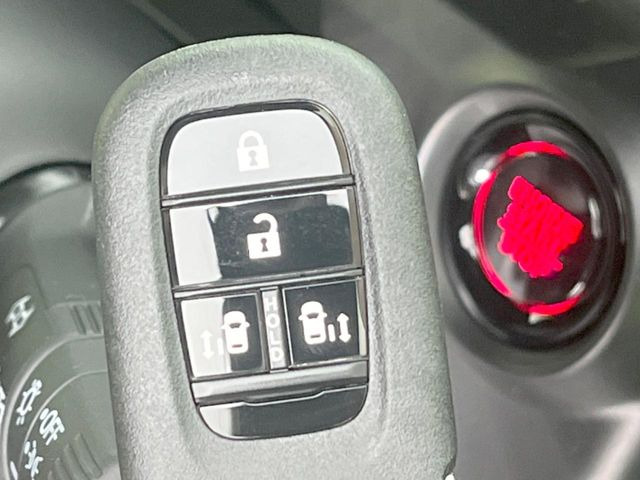 �yHonda�X�}�[�g�L�[�z�J�o����|�P�b�g�ɓ��ꂽ�܂܂ł��h�A�̎{���E�������\�ȃX�}�[�g�L�[�𑕔��B�G���W���̃I���E�I�t�����J�M�����o���K�v����������Ƃ��Ă��֗��ł���