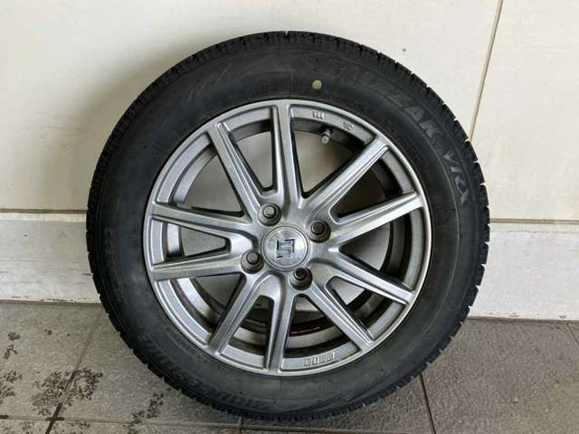 【店内スペース】お子様とご一緒にお越し頂ける安心のキッズスペース♪フリードリンクコーナー♪ファミリーでもお気軽にお越し頂ける空間をご用意しました!展示車も店内スペースには常時2台はご用意しております!