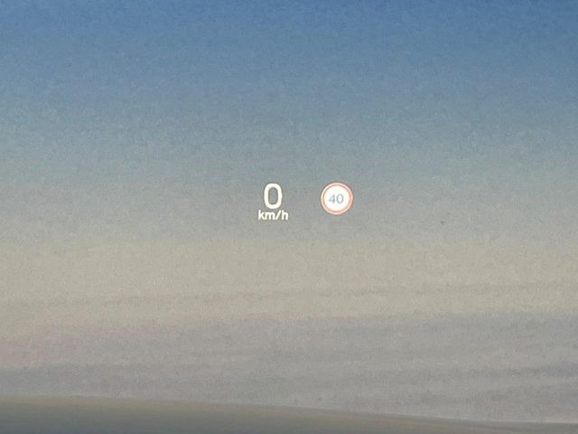 ●ヘッドアップディスプレイ:現在の速度や走行情報をデジタル表示で運転席前方のガラスに投影!運転中、視線をずらさず必要な情報を確認できるのでとっても便利で安心!