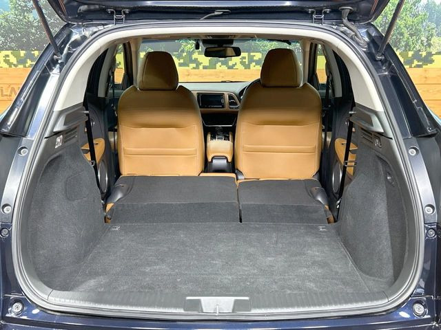 積み下ろしのしやすいデッキにはたっぷりと荷物を積み込んでいただけます。遊びから仕事まで、様々なシーンで頼れます♪