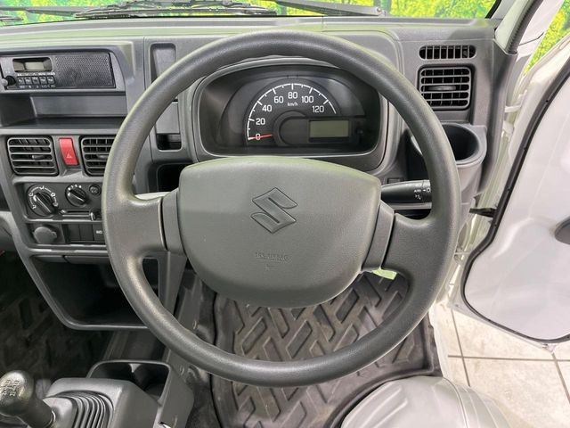 インテリアに合わせたデザインのステアリングは、運転される方のことも考え、運転しやすい形状、大きさです。是非一度、実際に触ってお確かめください。