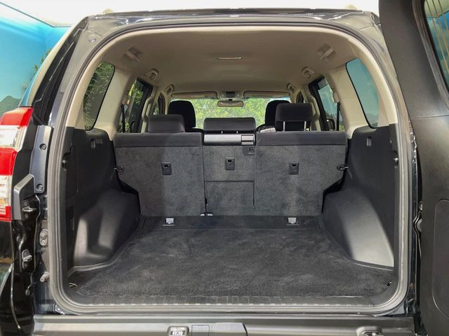 ���i�̂���������ʋ΁A���}���ɏ\���ȉ׎��X�y�[�X���m�ۂ��Ă���܂��B�Z�J���h�V�[�g��|���ƁA�傫�ȉו��̐ύڂ��\�ł���