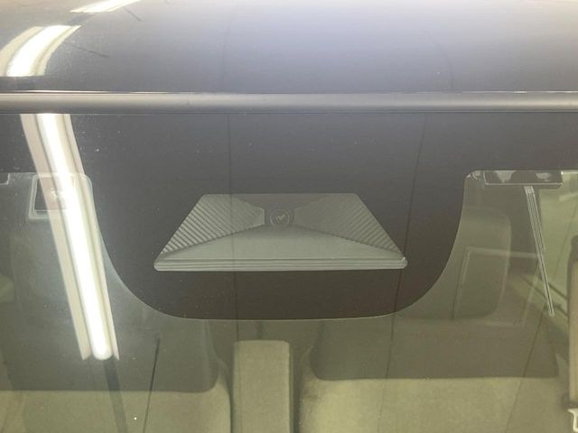 【ホンダセンシング】走行中に前方の車両等を認識し、衝突しそうな時は警報とブレーキで衝突回避と被害軽減をアシスト。より安全にドライブをお楽しみいただけます。